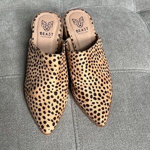 Beast Fashion Women's Cheetah Print Pointed Toe Heeled Mule. Size 6